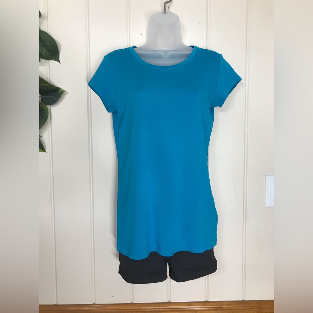 Ladies JCPenney Blue Round Neck Blouse
Size Large 12 - 14
Stretch Material 
100… - Picture 5 of 16
